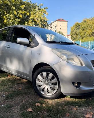Toyota Yaris 1.3 Benz 5 porte Sol *OK NEO PATENTAT