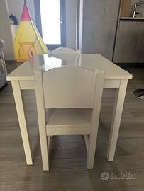 Tavolino con sedie in legno per bambini