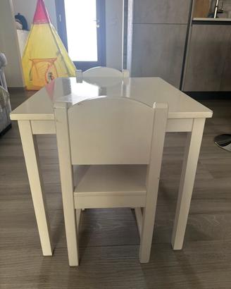 Tavolino con sedie in legno per bambini