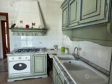 Cucina in legno- top in marmo  stile country