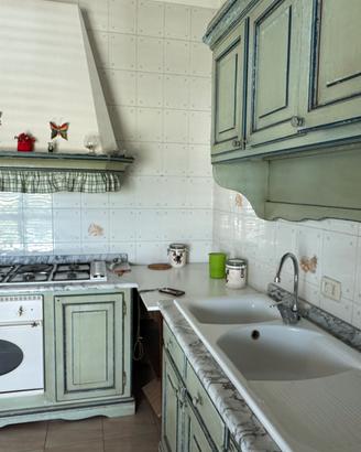 Cucina in legno- top in marmo  stile country