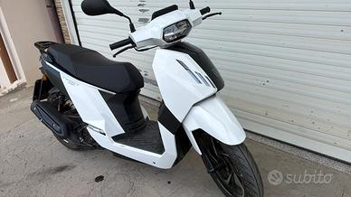 Scooter tweet Peugeot 125