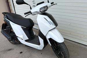 Scooter tweet Peugeot 125