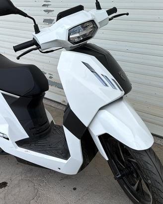 Scooter tweet Peugeot 125