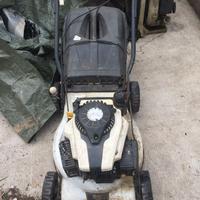 tagliaerba a motore funzionante