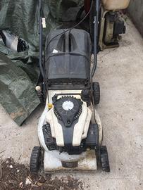 tagliaerba a motore funzionante