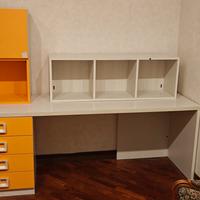 Scrivania con cassetti dimensioni 200 x 58. 