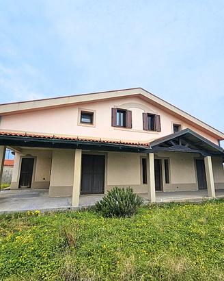 Rodia, villa con ampio giardino fronte mare