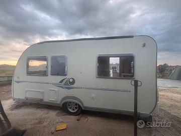 Roulotte 4 posti letto,bagno con wc e doccia