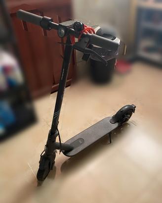 Xiaomi Mi Scooter Essential Monopattino Elettrico