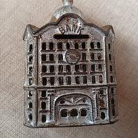 antico salvadanaio in ghisa 