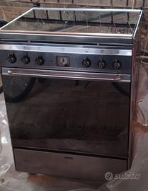 Cucina Smeg a gas con forno elettrico