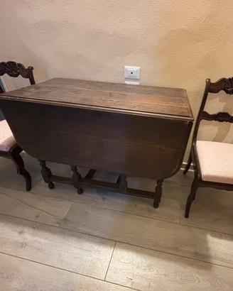 Coppia di sedie classiche in legno