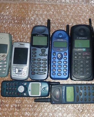 Lotto 9 cellulari vintage Motorola Nokia Ericsson 