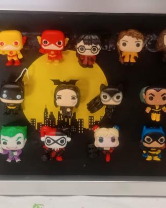 13 funko pop marvel con cornice decorativa