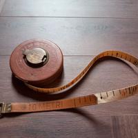 Rotella metrica vintage con custodia in cuoio 10 m