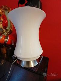 lampada da tavolo in vetro opalino