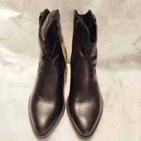 Stivali nuovi con cartellino