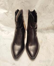 Stivali nuovi con cartellino