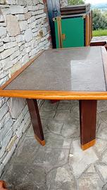 tavolo con base in granito