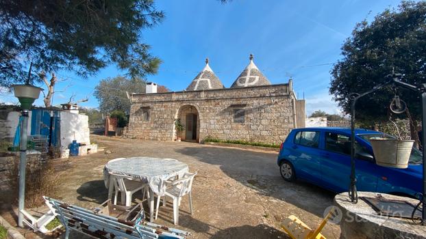 Trulli con terreno nella Valle d'Itria