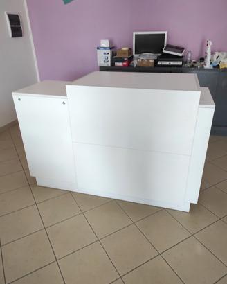 Bancone modulare bianco per attività commerciale 