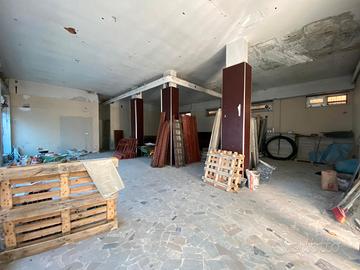 LOCALE COMM. Pressi Chalet di Giugliano FL230