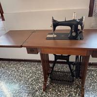 Macchina da cucire vintage a pedale con mobile