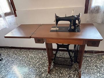 Macchina da cucire vintage a pedale con mobile