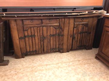 Mobile in legno massello stile rustico