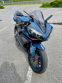 YAMAHA R1 180 cv