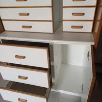 Mobile da cucina in legno con cassetti e antine