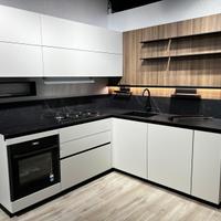 Cucina ad angolo moderna - esposizione