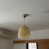 Lampadario e lampada da tavolo