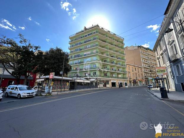 Piazza Repubblica, fronte Palazzo di Giustizia, el