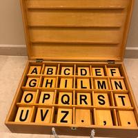 Scatola didattica con lettere in legno
