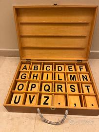 Scatola didattica con lettere in legno
