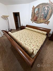 Letto matrimoniale a barchetta in legno color noce