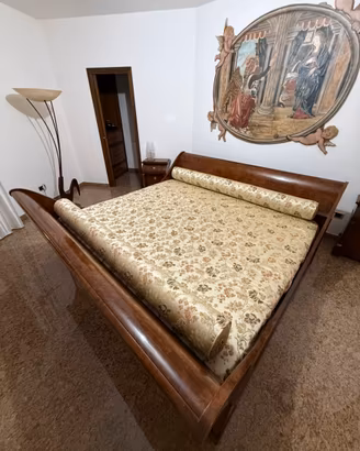 Letto matrimoniale a barchetta in legno color noce