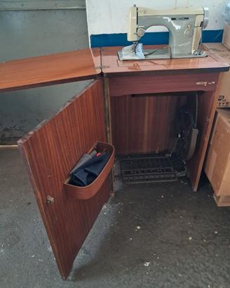 Macchina da cucire Necchi mod.76 con mobiletto