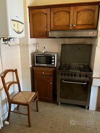 cucina con elettrodomestici inclusi