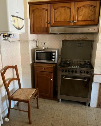 cucina con elettrodomestici inclusi