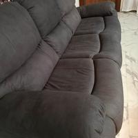Divano colore grigio con due sedute recliner