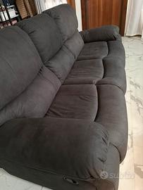 Divano colore grigio con due sedute recliner