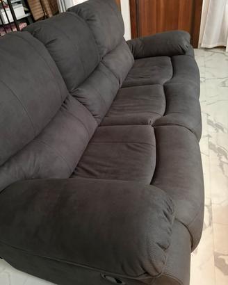 Divano colore grigio con due sedute recliner