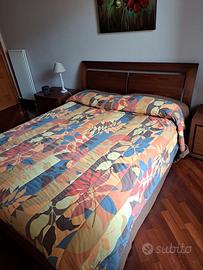 Letto matrimoniale con comodini