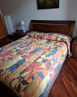 Letto matrimoniale con comodini