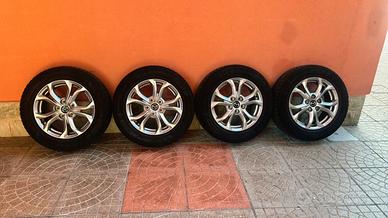 Cerchi con gomme invernali Mazda