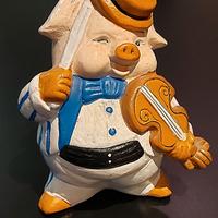 Porcellino violinista salvadanaio in terracotta.