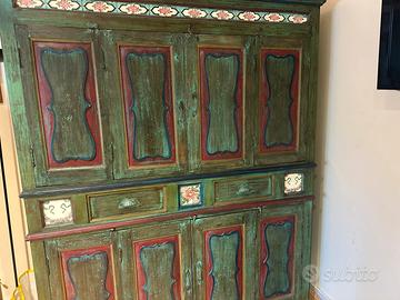 Armadio antico in legno colore verde